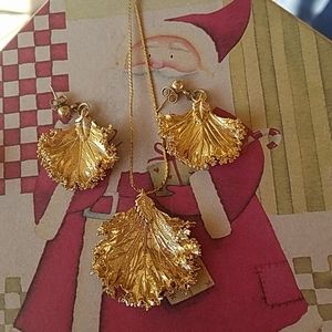 Vintage matching gold necklace and earrings